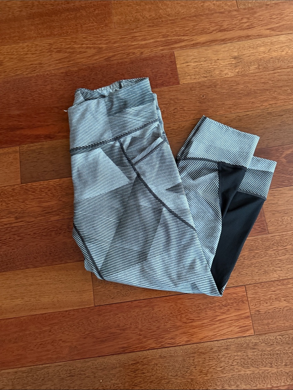 Athleta cropped legging with side pockets size large